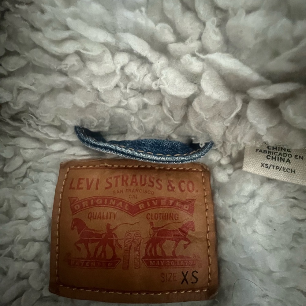 Levi's Blue Jean Jacket with Cream Lining - Picture 4 of 6
